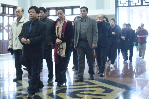 chieu-xuan-om-con-gai-nsnd-tue-minh-trong-tang-le