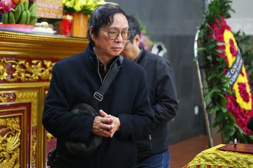 chieu-xuan-om-con-gai-nsnd-tue-minh-trong-tang-le