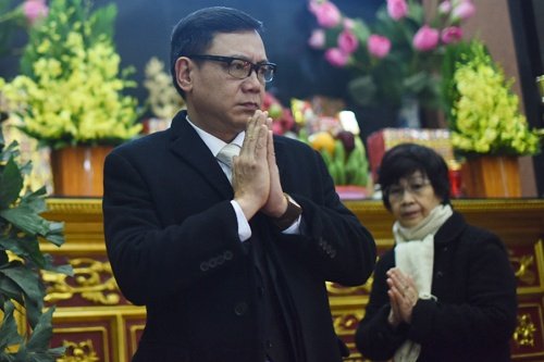 chieu-xuan-om-con-gai-nsnd-tue-minh-trong-tang-le