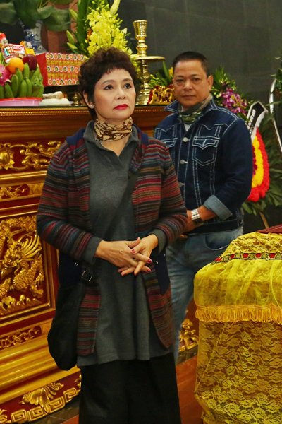 chieu-xuan-om-con-gai-nsnd-tue-minh-trong-tang-le