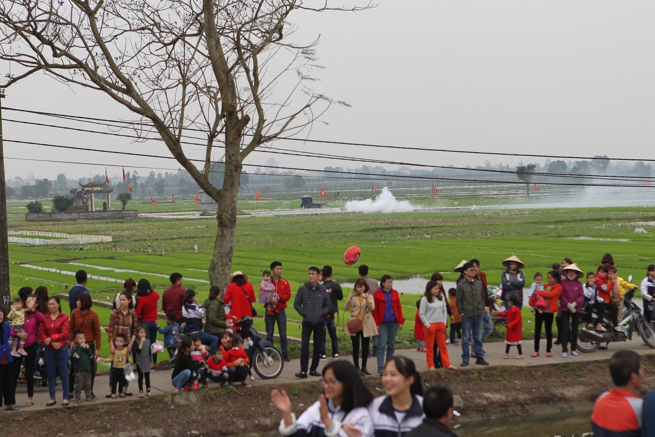 phao-tu-che-no-vang-troi-trong-le-hoi-den-sai