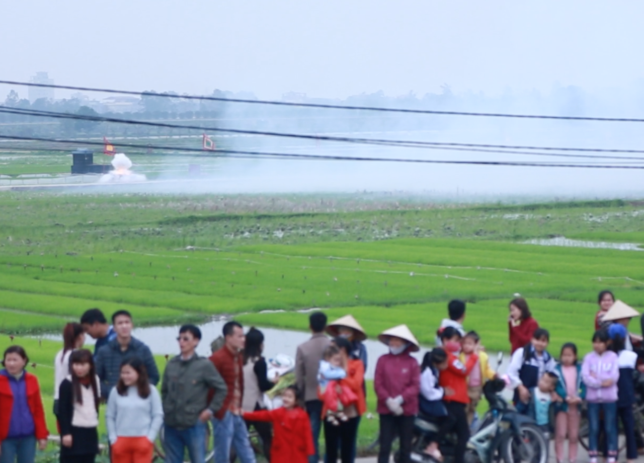 phao-tu-che-no-vang-troi-trong-le-hoi-den-sai