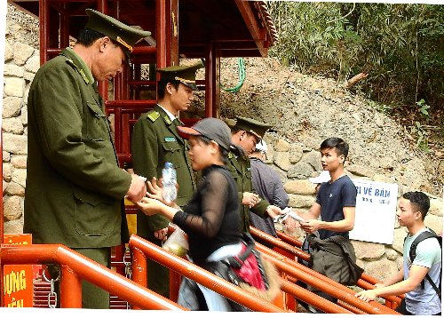 Người dân thắc mắc đi lễ chùa ở Yên Tử phải nộp phí