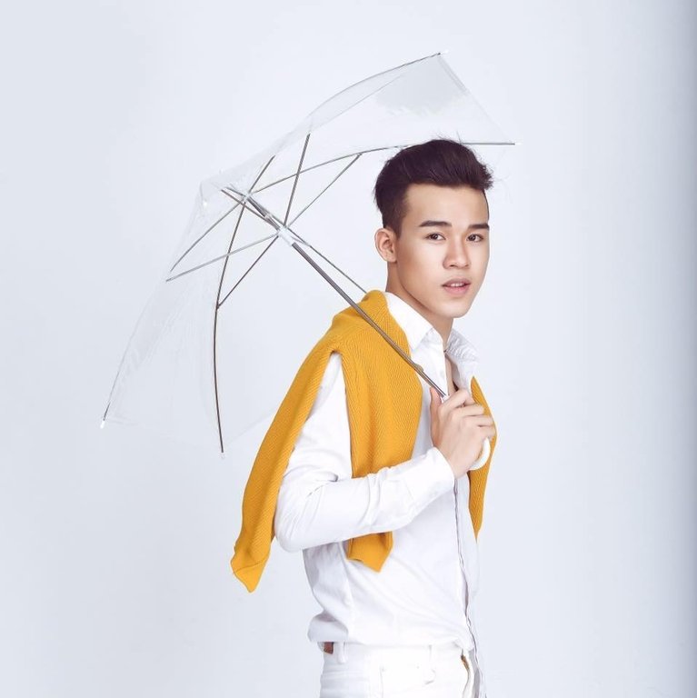 hoang-minh-quy-biet-minh-dang-di-toi-dau-khong-he-ao-tuong-ve-do-phu-song-cua-ban-than