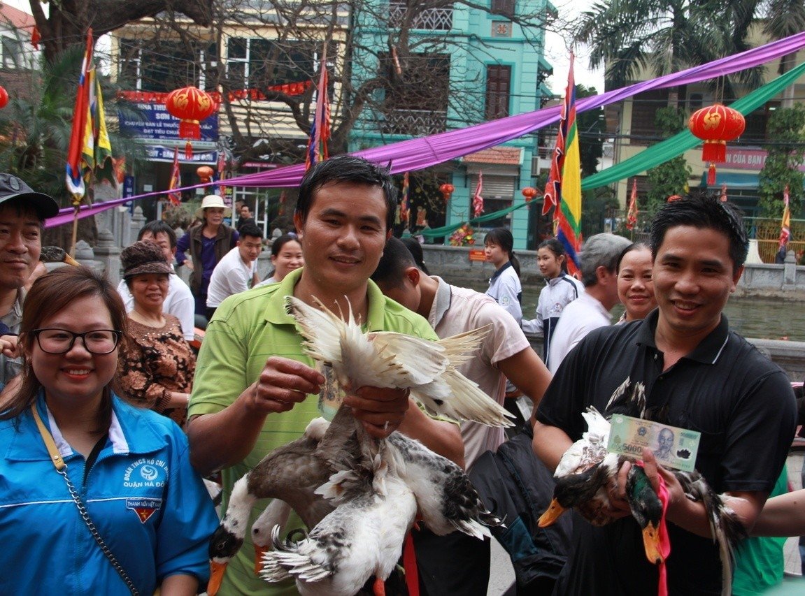 cuoi-toet-mieng-voi-man-tro-tai-bat-vit-duoi-ho-trong-le-hoi-xuan-cua-dan-lang-van-phuc