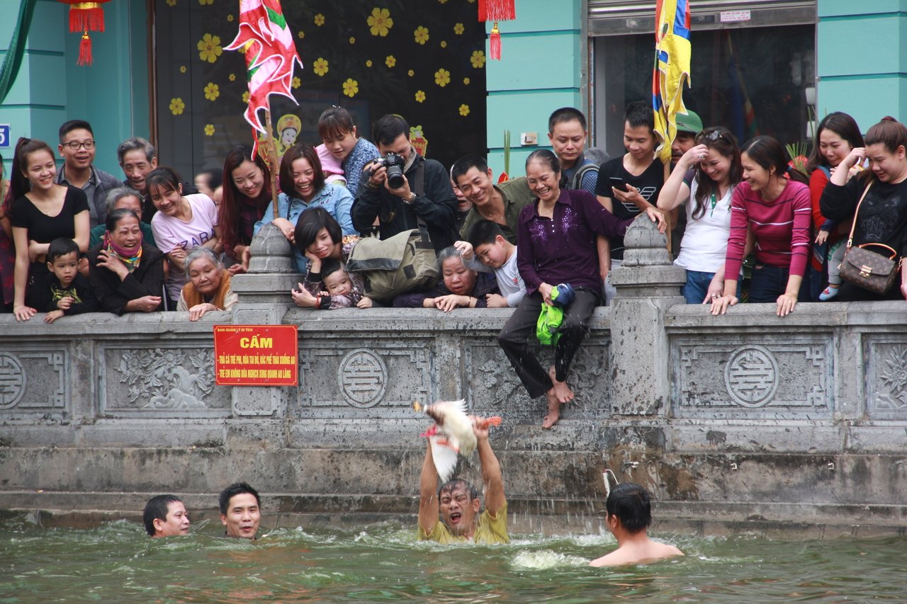 dan-lang-van-phuc-tro-tai-bat-vit-duoi-ho-trong-le-hoi-xuan-dau-nam-moi