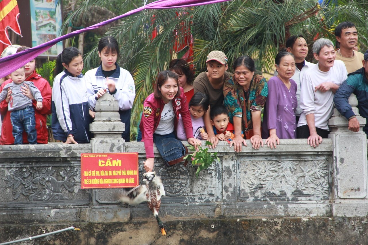 dan-lang-van-phuc-tro-tai-bat-vit-duoi-ho-trong-le-hoi-xuan-dau-nam-moi