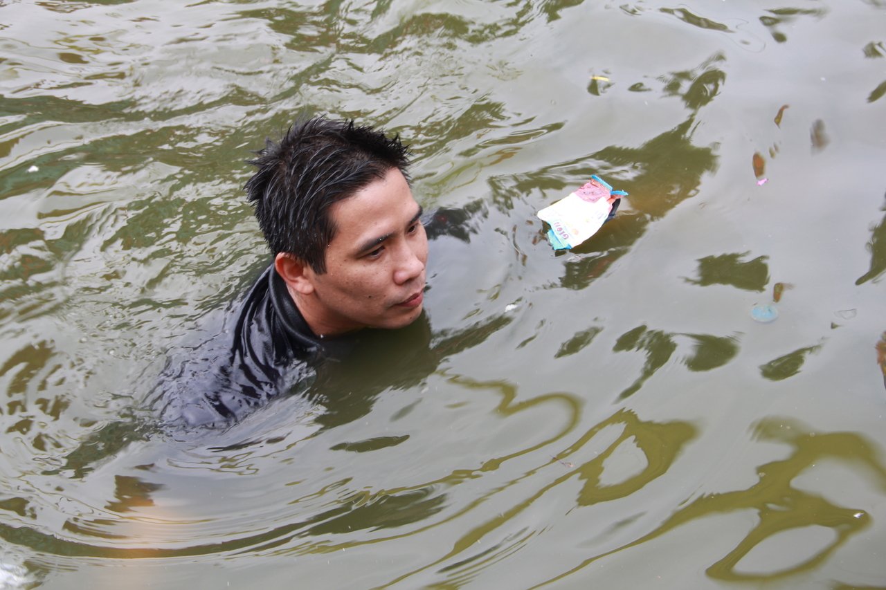 dan-lang-van-phuc-tro-tai-bat-vit-duoi-ho-trong-le-hoi-xuan-dau-nam-moi