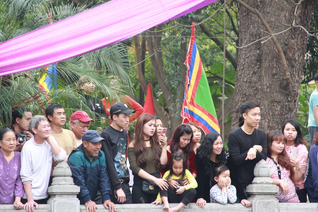 dan-lang-van-phuc-tro-tai-bat-vit-duoi-ho-trong-le-hoi-xuan-dau-nam-moi