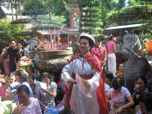 di-den-ong-hoang-bay-nen-khan-nhu-the-nao-cho-dung
