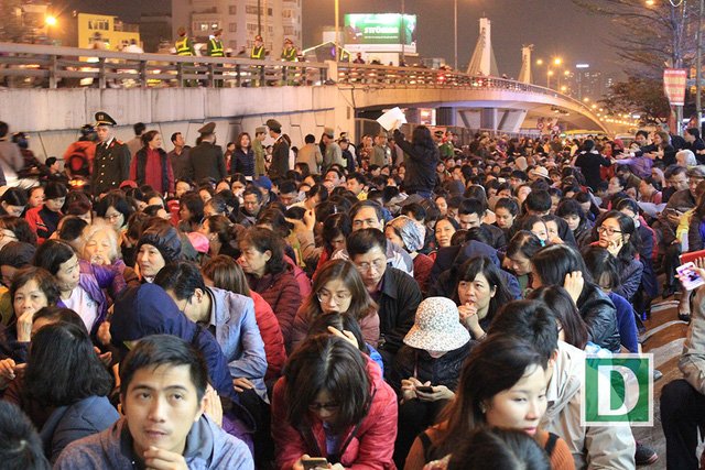 Biển người đổ về chùa Phúc Khánh, tràn kín đường để cầu an