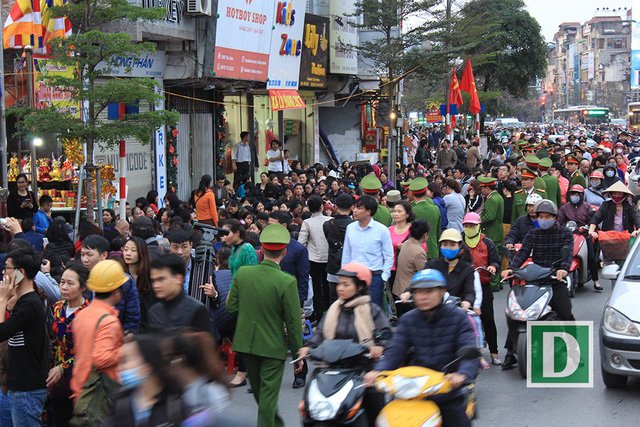 Biển người đổ về chùa Phúc Khánh, tràn kín đường để cầu an
