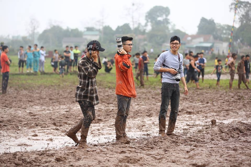 chum-anh-vui-phong-vien-tam-bun-san-trai-lang-cuop-phet