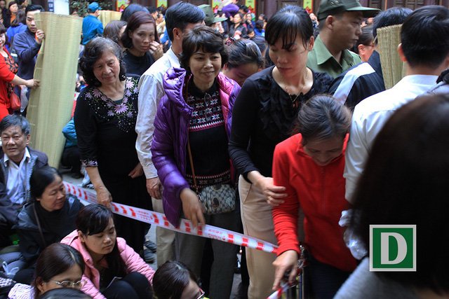 Biển người đổ về chùa Phúc Khánh, tràn kín đường để cầu an