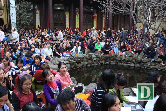 Biển người đổ về chùa Phúc Khánh, tràn kín đường để cầu an