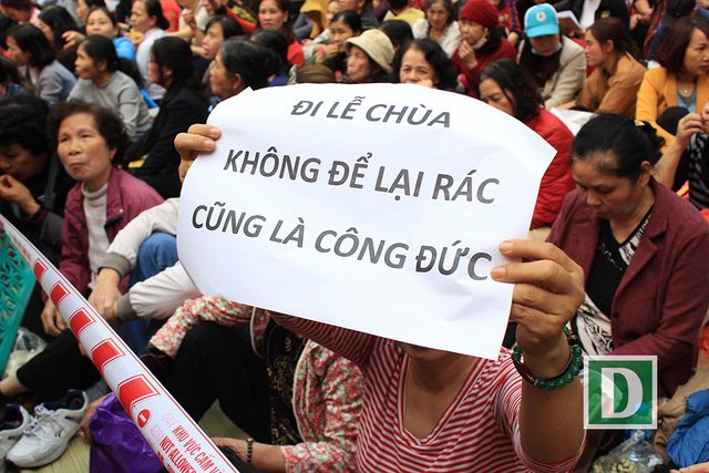 Biển người đổ về chùa Phúc Khánh, tràn kín đường để cầu an