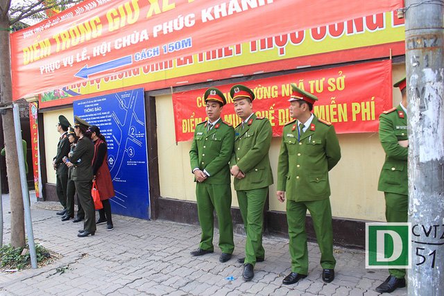 Biển người đổ về chùa Phúc Khánh, tràn kín đường để cầu an