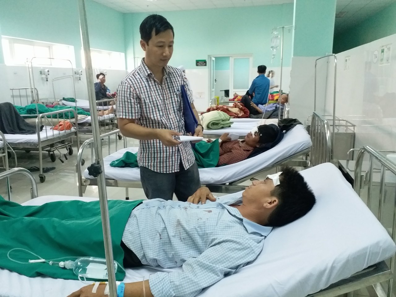 tai-nan-xe-khach-tren-deo-lo-xo-cac-benh-nhan-da-duoc-chuyen-len-tuyen-tren