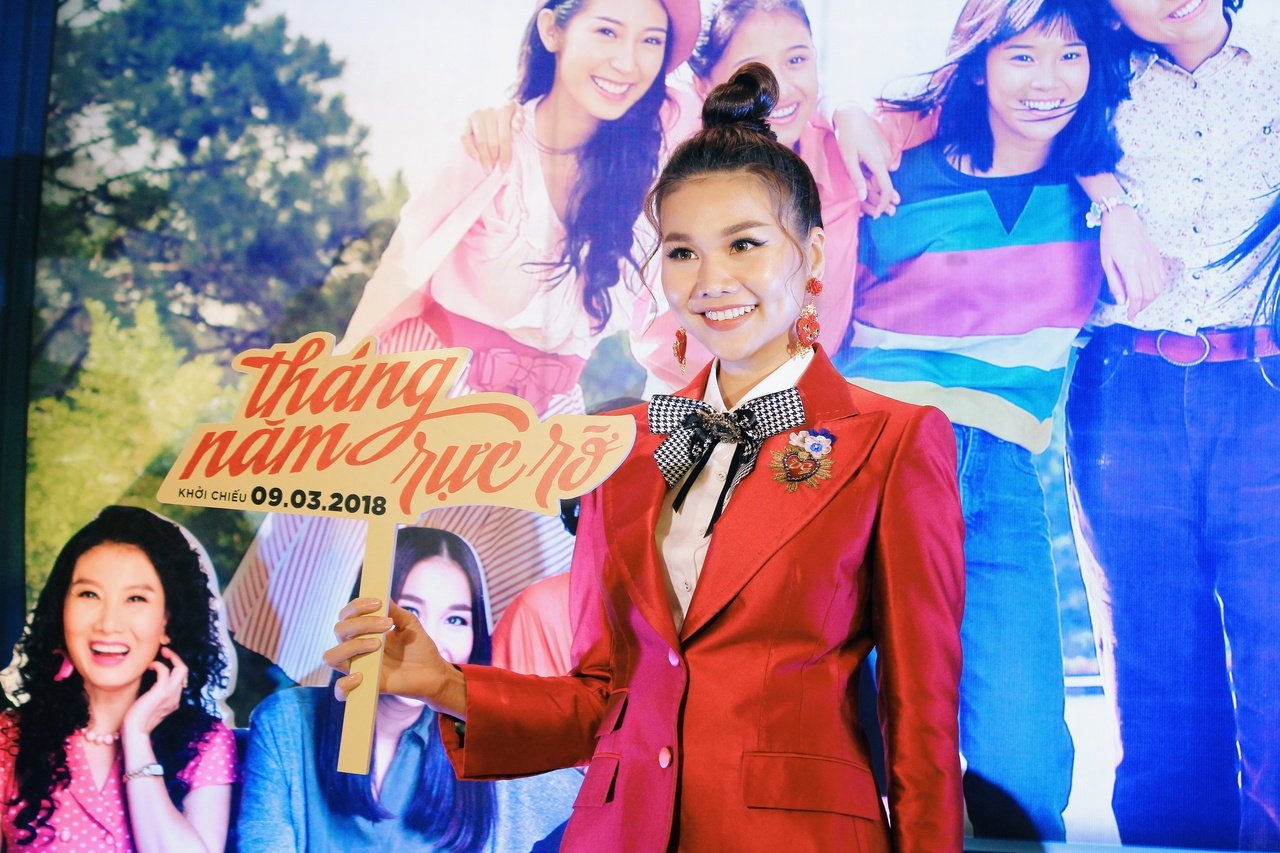 thang-nam-ruc-ro-hoang-oanh-quyen-luc-voi-trang-phuc-phat-sang-em-ut-trinh-thao-dep-xuat-sac-khong-thua-kem-dan-chi