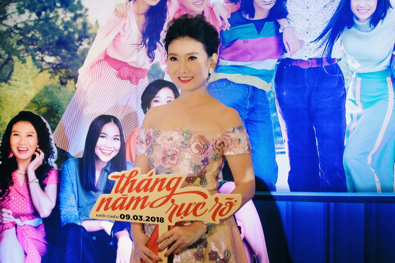 thang-nam-ruc-ro-hoang-oanh-quyen-luc-voi-trang-phuc-phat-sang-em-ut-trinh-thao-dep-xuat-sac-khong-thua-kem-dan-chi