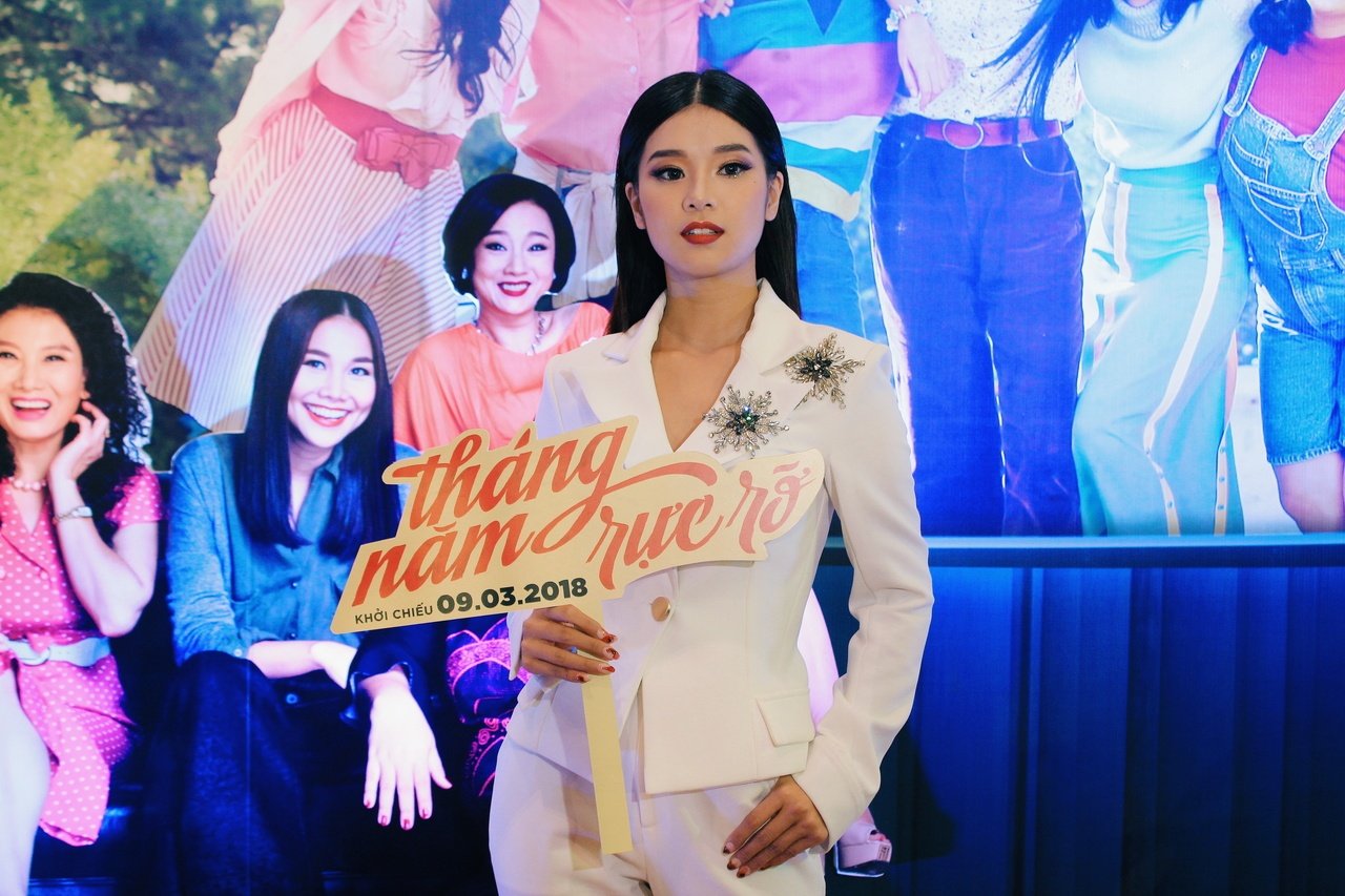 thang-nam-ruc-ro-hoang-oanh-quyen-luc-voi-trang-phuc-phat-sang-em-ut-trinh-thao-dep-xuat-sac-khong-thua-kem-dan-chi