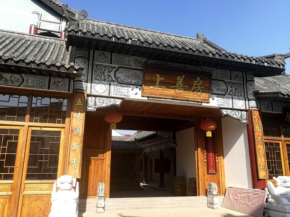 Trường sở như hoàng cung, giảng dạy như thiết triều