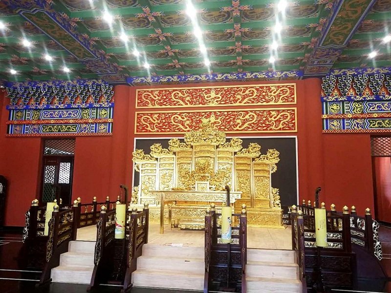 Trường sở như hoàng cung, giảng dạy như thiết triều