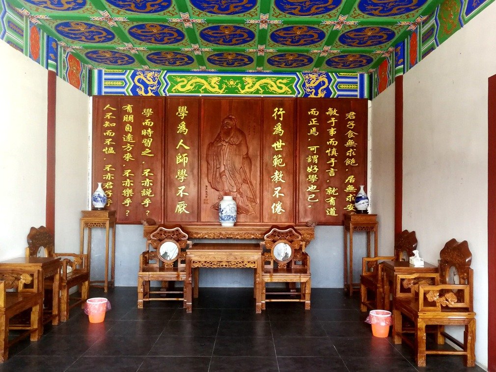 Trường sở như hoàng cung, giảng dạy như thiết triều