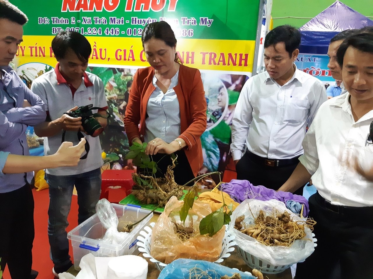 quang-nam-lo-dien-2-cu-sam-khung-tai-phien-cho-sam-ngoc-linh