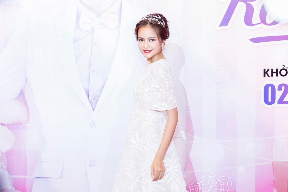 ru-bo-hinh-anh-hien-lanh-ngoc-chau-vao-vai-phan-dien-khi-lan-dau-thu-suc-voi-phim-dien-anh