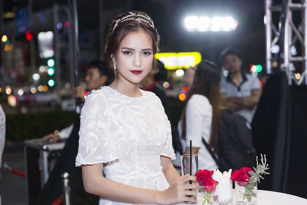 ru-bo-hinh-anh-hien-lanh-ngoc-chau-vao-vai-phan-dien-khi-lan-dau-thu-suc-voi-phim-dien-anh