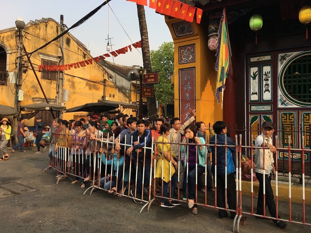 hang-nghin-nguoi-do-ve-pho-co-hoi-an-via-chua-ong