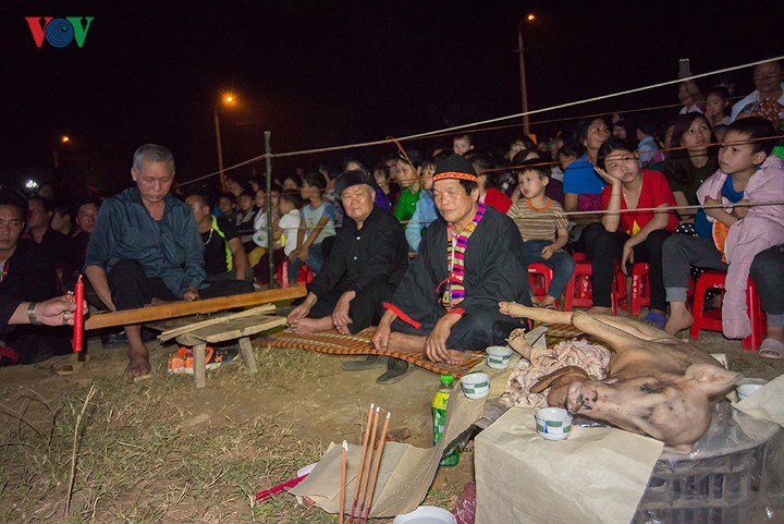 Ảnh: Trai Pà Thẻn chân trần đạp lên than hồng như bị thôi miên