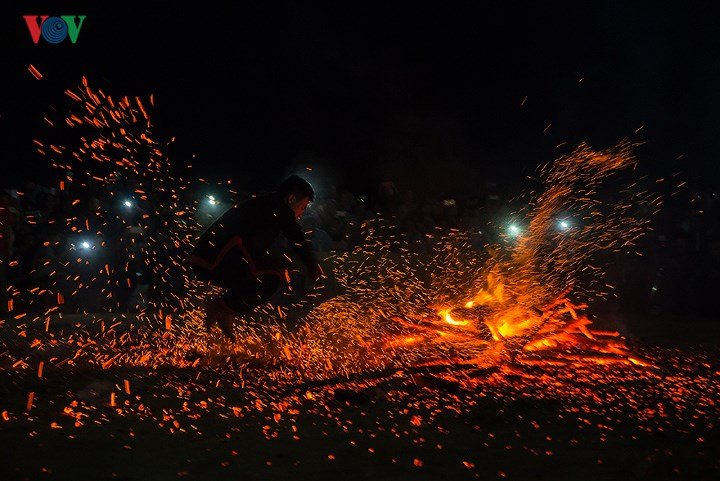 Ảnh: Trai Pà Thẻn chân trần đạp lên than hồng như bị thôi miên