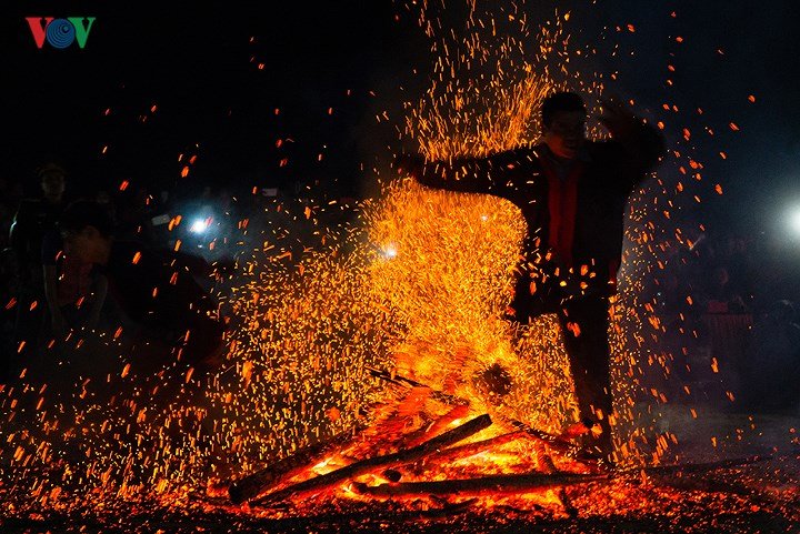 Ảnh: Trai Pà Thẻn chân trần đạp lên than hồng như bị thôi miên