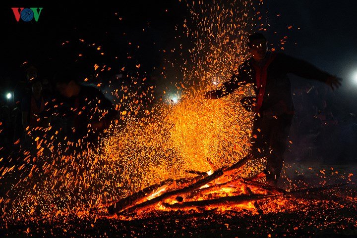 Ảnh: Trai Pà Thẻn chân trần đạp lên than hồng như bị thôi miên