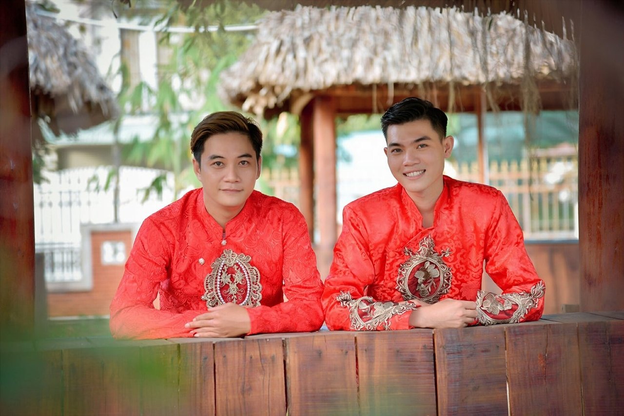 chuyen-tinh-cua-doi-dong-tinh-nam-yeu-nhanh-cuoi-gap