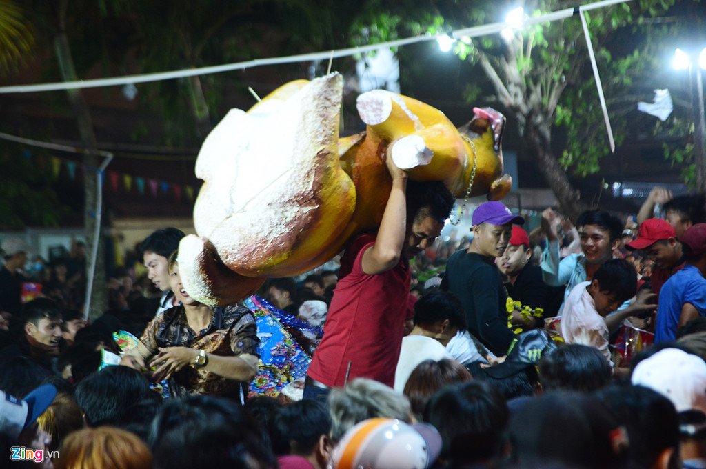 Hàng nghìn người hỗn loạn, giành đồ cúng cầu may giữa đêm ở miền Tây