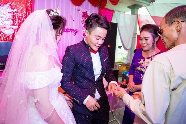 dam-cuoi-hanh-phuc-cua-cap-doi-chuyen-gioi-duoc-gia-dinh-ung-ho