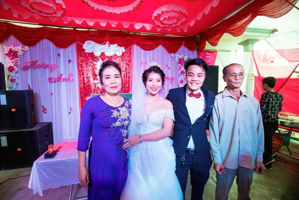 dam-cuoi-hanh-phuc-cua-cap-doi-chuyen-gioi-duoc-gia-dinh-ung-ho