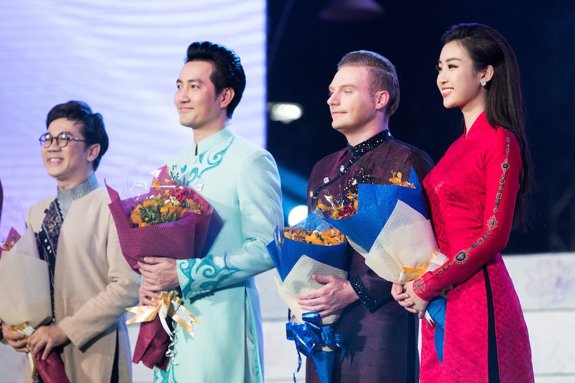 hoa-hau-do-my-linh-dien-ao-dai-chiet-eo-dep-tua-phu-nu-sai-gon-chinh-goc