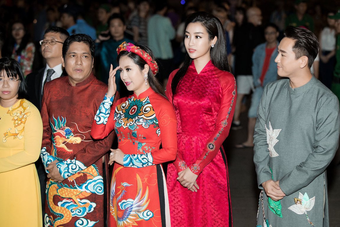 hoa-hau-do-my-linh-dien-ao-dai-chiet-eo-dep-tua-phu-nu-sai-gon-chinh-goc