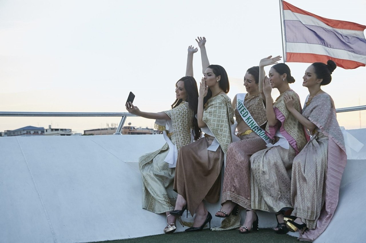 huong-giang-idol-khien-cac-doi-thu-ran-ran-vi-khoe-giong-tiep-tuc-toa-sang-tren-dat-thai