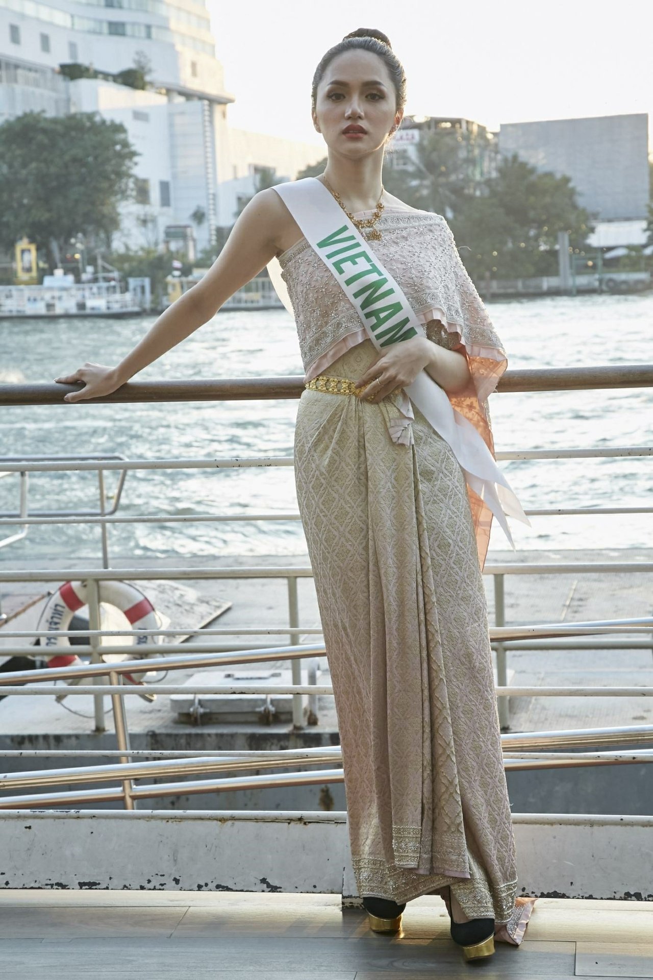 huong-giang-idol-khien-cac-doi-thu-ran-ran-vi-khoe-giong-tiep-tuc-toa-sang-tren-dat-thai