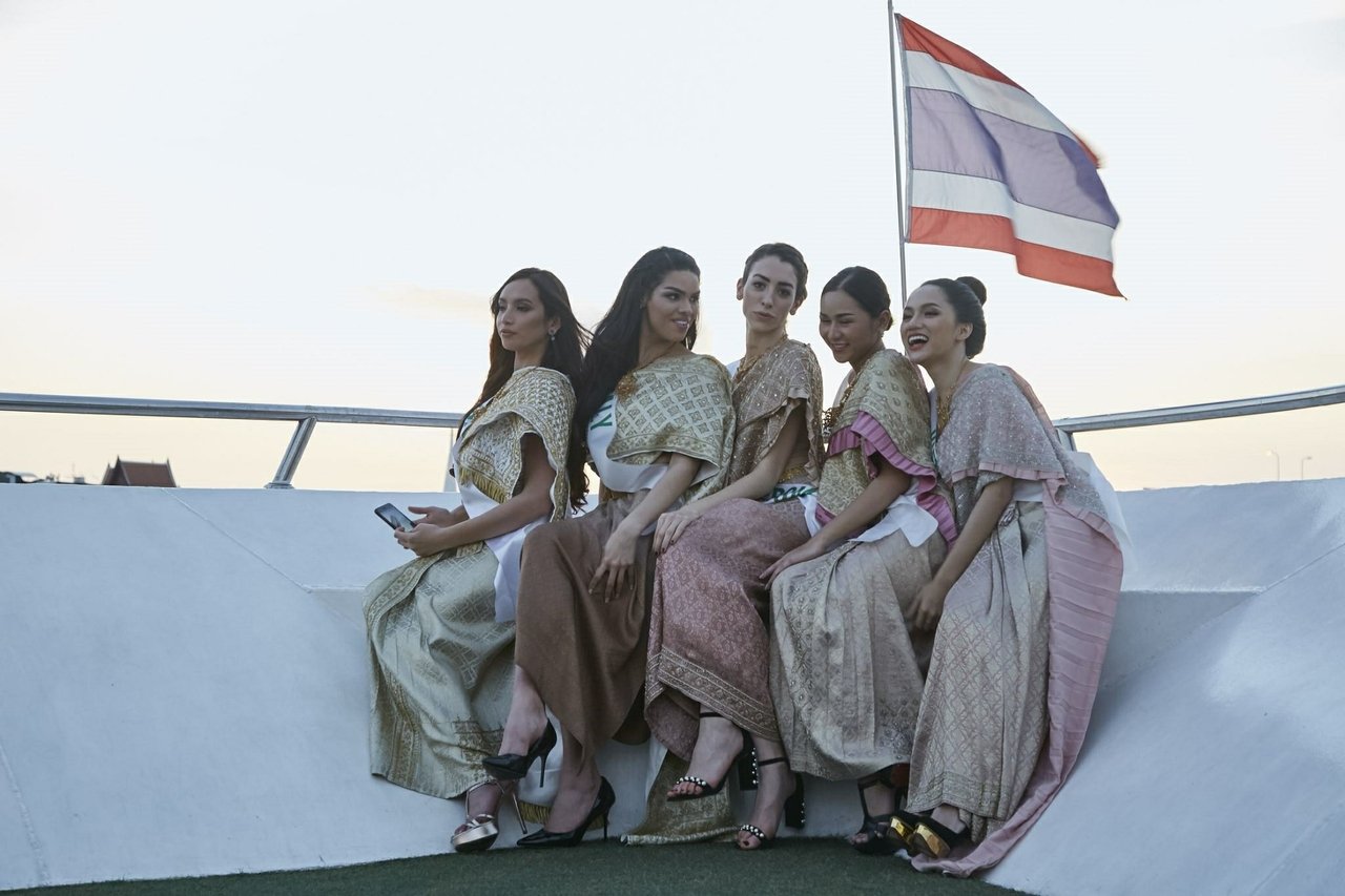 huong-giang-idol-khien-cac-doi-thu-ran-ran-vi-khoe-giong-tiep-tuc-toa-sang-tren-dat-thai