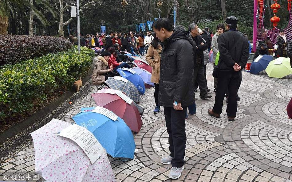 Cha mẹ TQ mang ô đến 'công viên xem mặt' tìm bạn đời cho con
