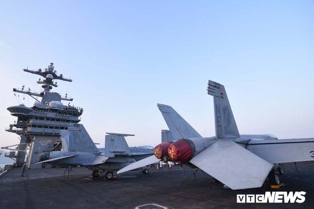 Dàn chiến cơ mạnh mẽ trên boong tàu sân bay USS Carl Vinson đang ở Đà Nẵng