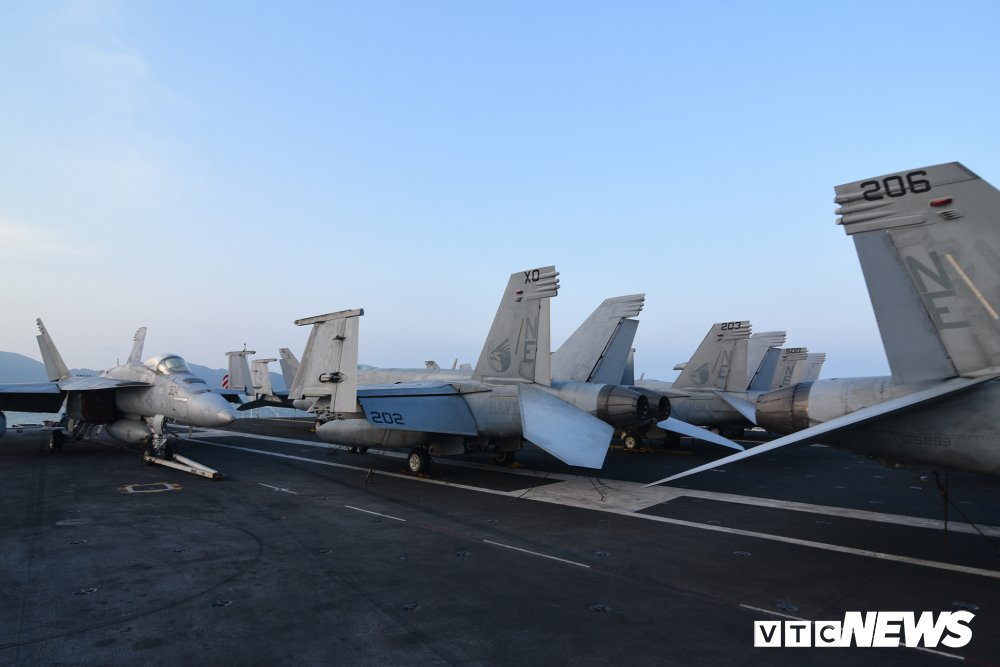 Dàn chiến cơ mạnh mẽ trên boong tàu sân bay USS Carl Vinson đang ở Đà Nẵng