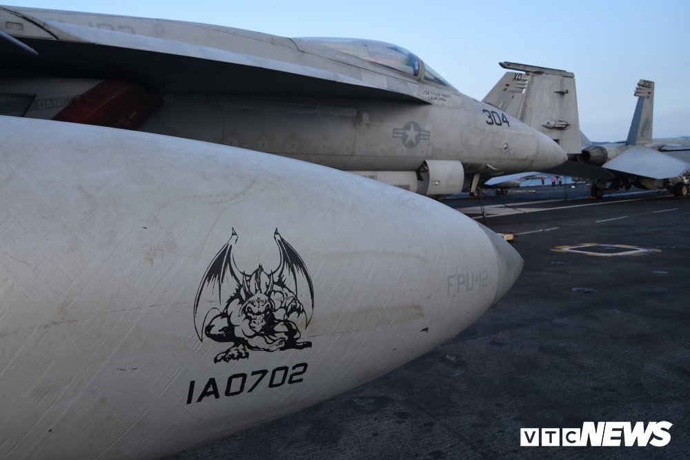 Dàn chiến cơ mạnh mẽ trên boong tàu sân bay USS Carl Vinson đang ở Đà Nẵng