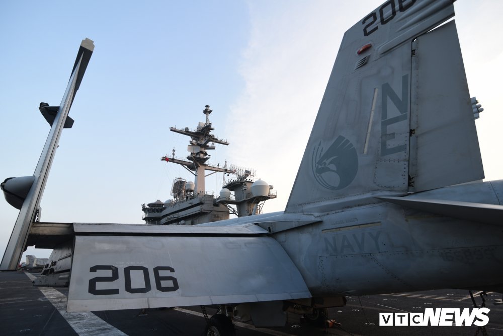 Dàn chiến cơ mạnh mẽ trên boong tàu sân bay USS Carl Vinson đang ở Đà Nẵng